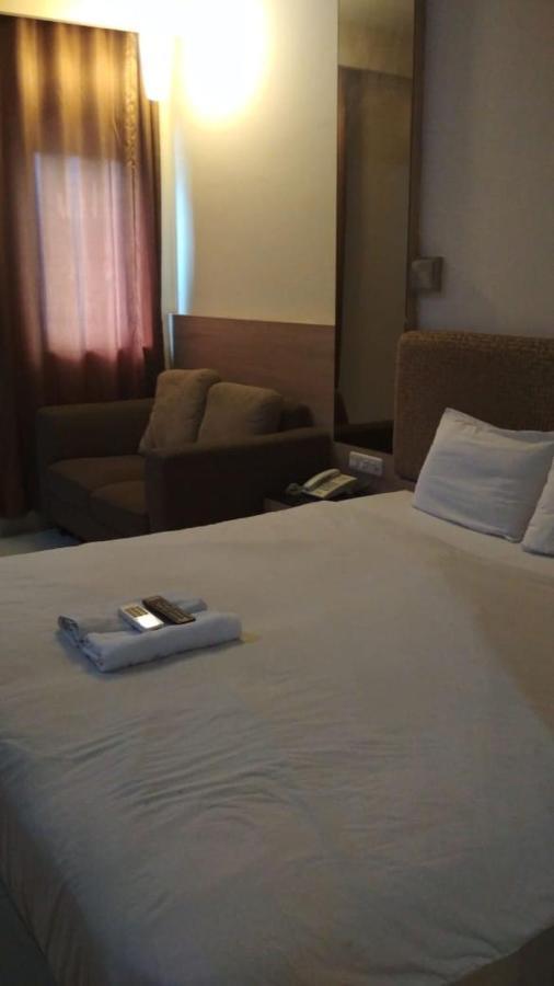 Penthouse Hotel Giacarta Esterno foto
